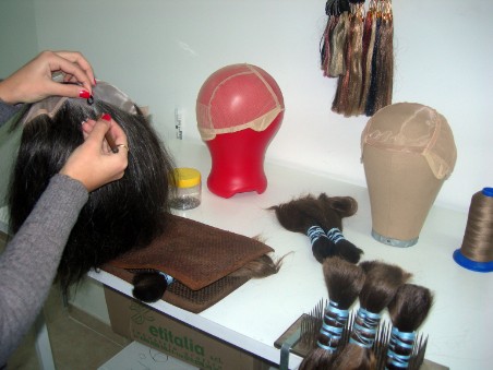 Produzione artigianale protesi di capelli naturali Produzione artigianale, fabbrica protesi di capelli a perrucche